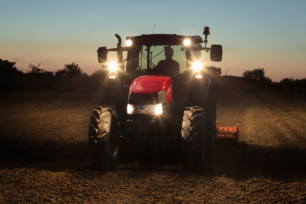 una foto del trattore case ih farmall 95c all&acute;opera in pieno campo