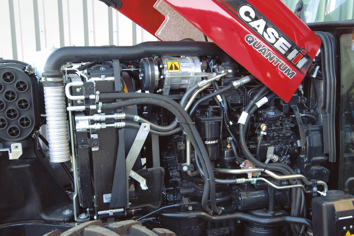 meccanici specializzati all&acute;opera su un trattore case IH